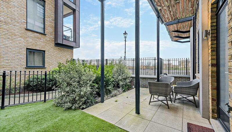 2 bed property in Palace Wharf, Rainville Road, London
